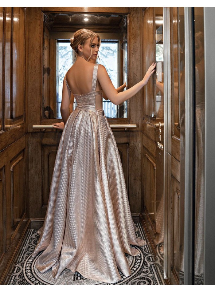 Robe longue de fête avec lamé et encolure carrée