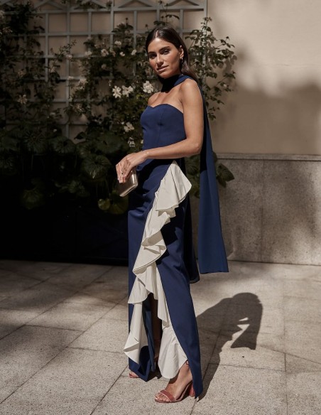 Chal de fiesta en azul marino para invitadas.