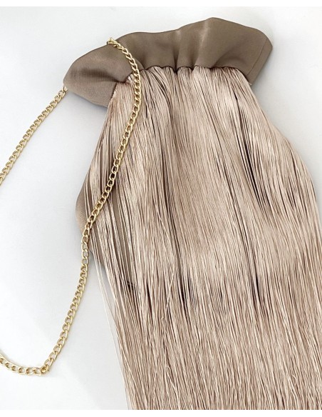 bombonera beige de raso para invitadas con cadena.