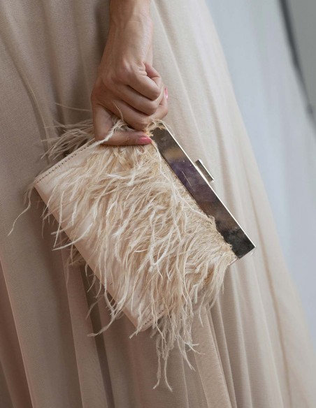 Clutch bag with fine feathers on both sides and metallic clasp