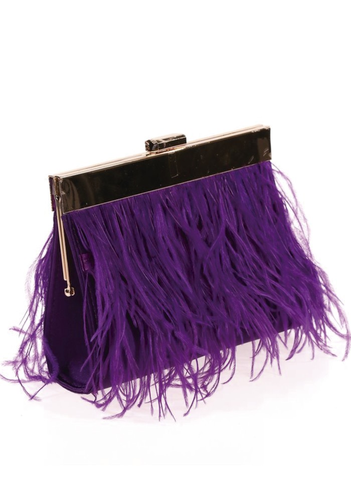 Bolso de plumas finas en ambos lados y cierre...