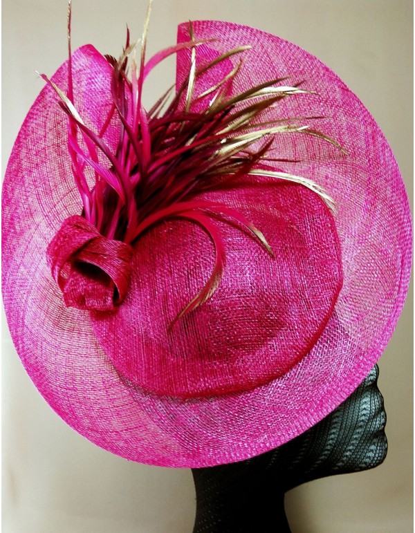 Tocado de rafia para invitadas en color buganvilla. 2