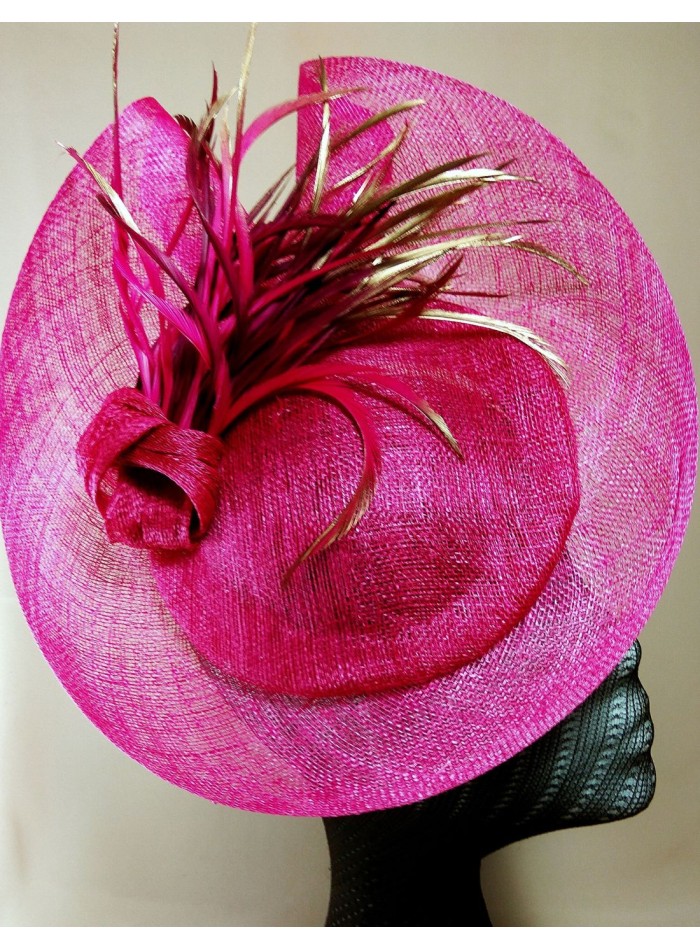 Tocado de rafia en color buganvilla en forma de plato.