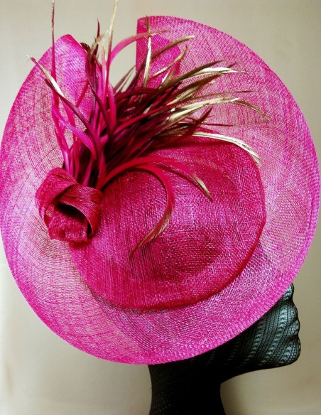 Tocado de rafia en color buganvilla en forma de plato.