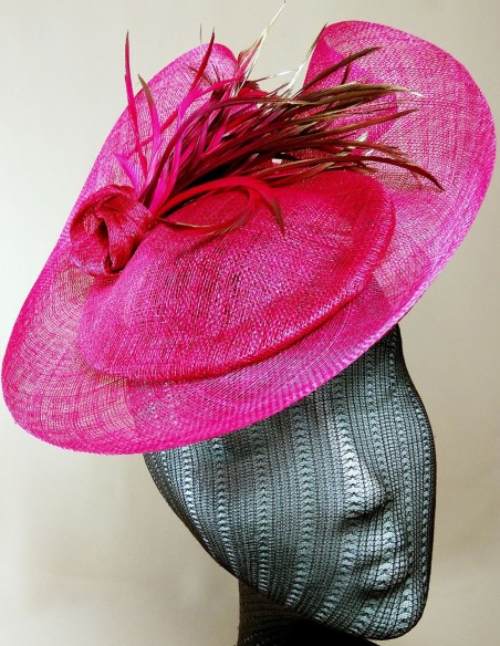 Tocado de rafia con nudo y plumas de oca.