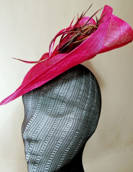 Tocado de invitada de rafia con plumas en fucsia y marrón.