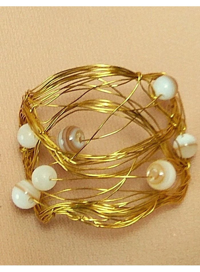 Coletero metalico de hilo de laton para novias elegantes.