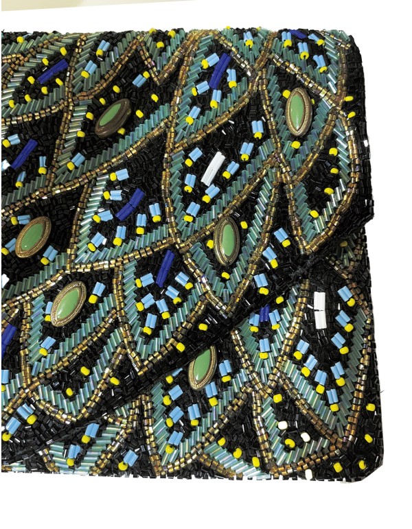 Bolso de mano de pedrería inspiración pavo real 2