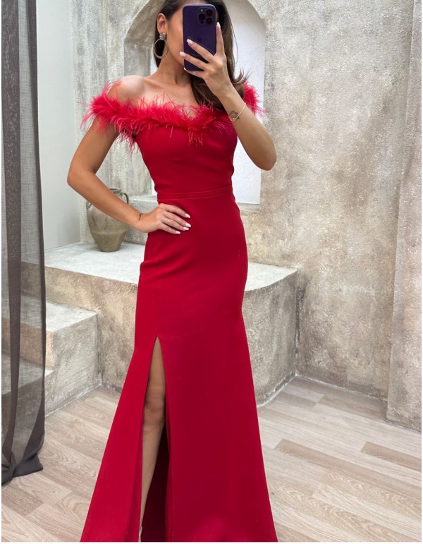 Vestido de fiesta con escote bandeau de plumas