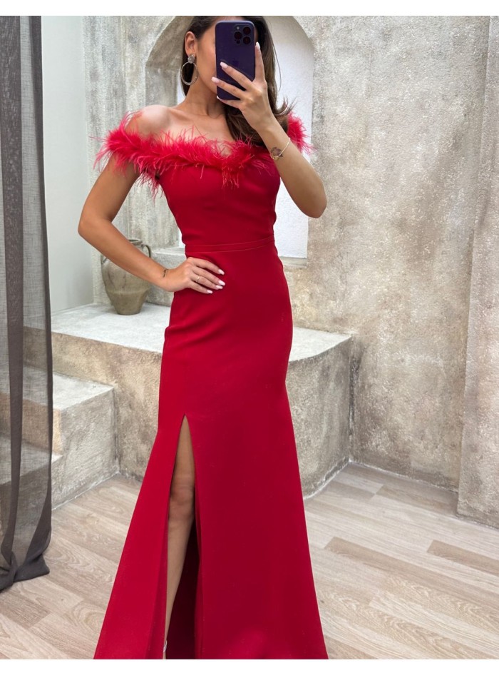 Vestido de fiesta con escote bandeau de plumas