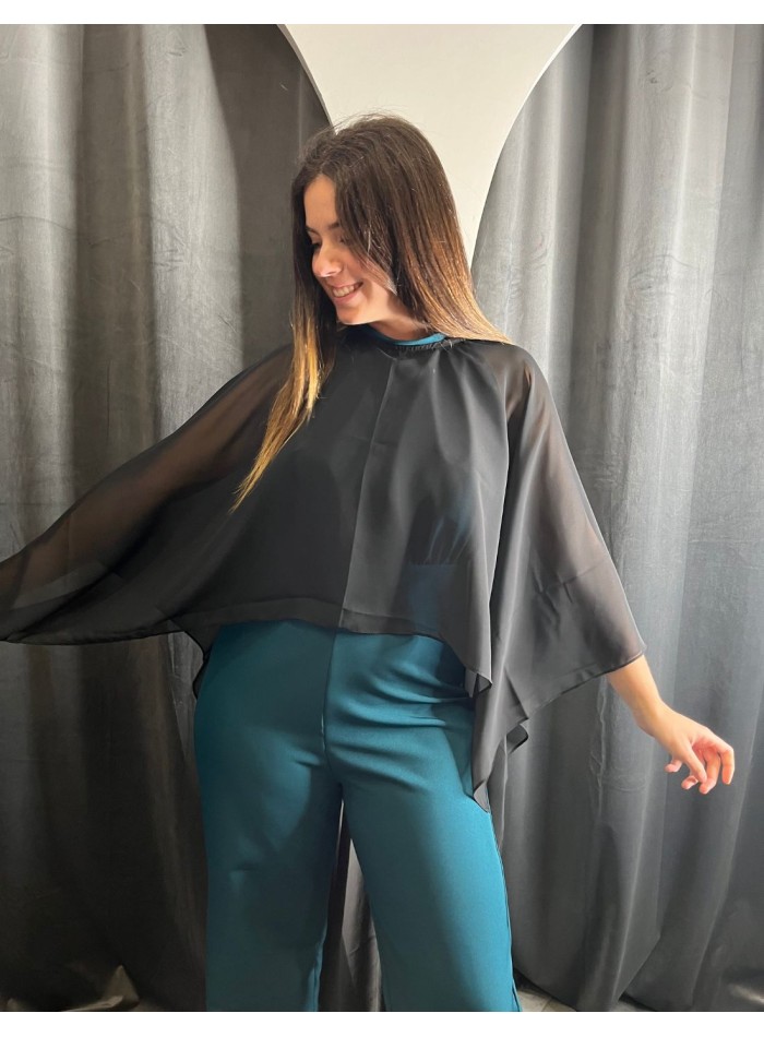 Capa de gasa multiposicion con cuello cerrado para bodas de noche.