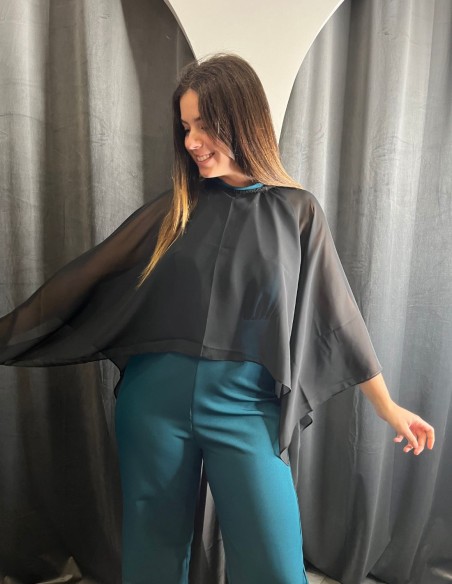 Capa de gasa multiposicion con cuello cerrado para bodas de noche.