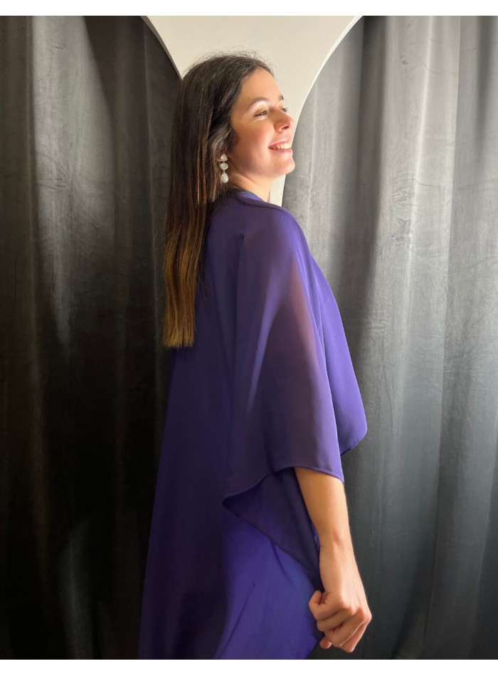 Multi-position chiffon cape, the star guest accessory.