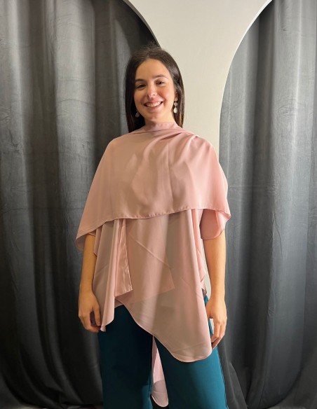 Capa de gasa larga de color rosa estilo multiposición para invitadas.