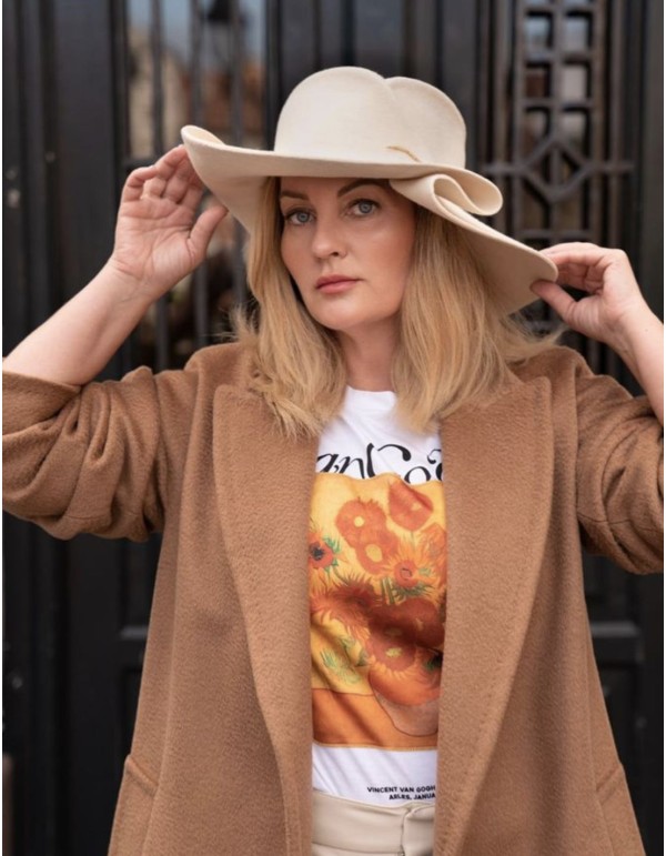 Sombrero blanco de lana con pliegue y volante. 2