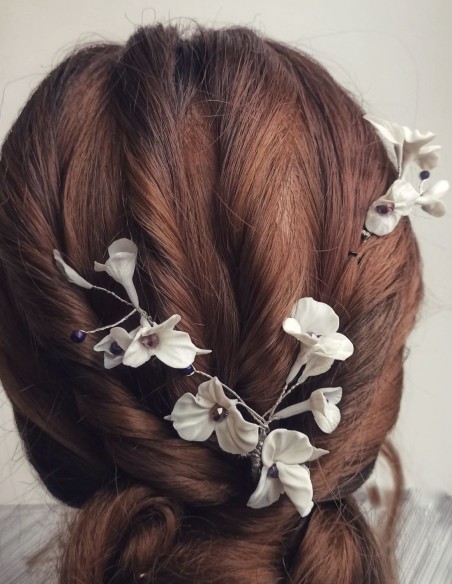 Bridal hairpin set with flowers and leaves.