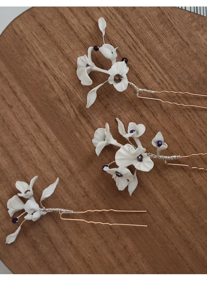 Bridal hairpins for bridal updo with white flowers and leaves.