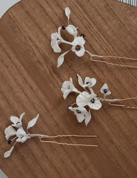 Bridal hairpins for bridal updo with white flowers and leaves.