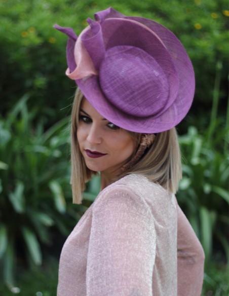 Mauve headpiece with plate-shaped brim and pink details.