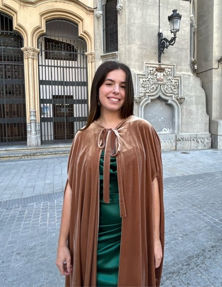 Long evening cape made of velvet for guests