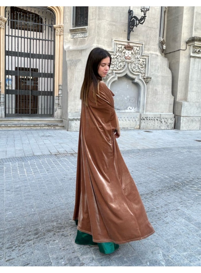 Long evening cape made of velvet for guests