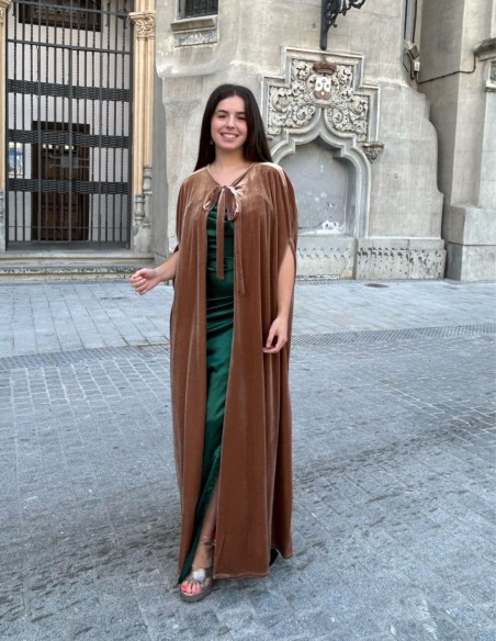 Capa de terciopelo marrón para invitadas.