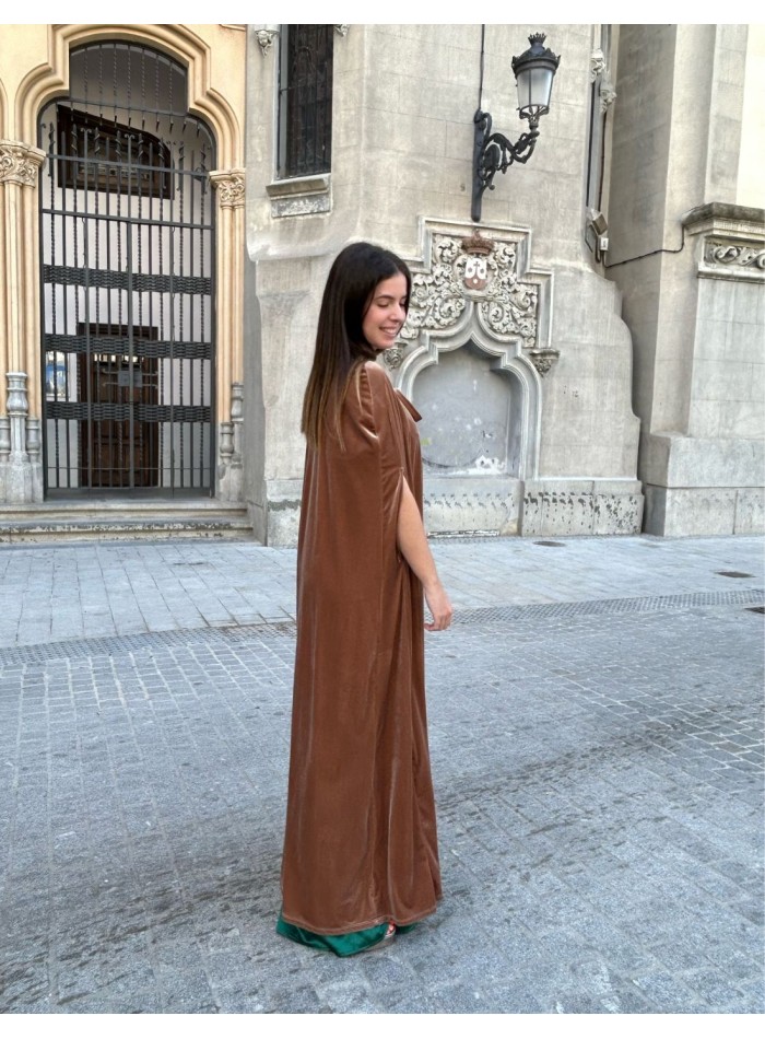 Long evening cape made of velvet for guests