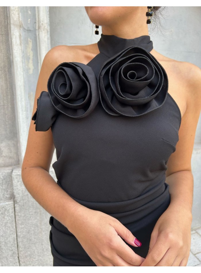 Vestido midi con flores tendencia en el escote.