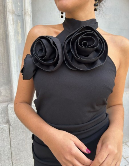 Vestido midi con flores tendencia en el escote.