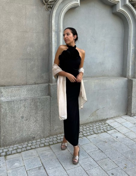Vestido midi de fiesta negro con chal para invitada.