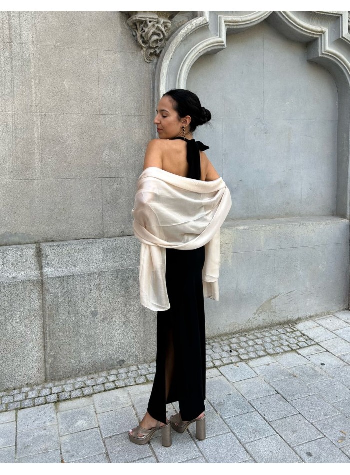 Vestido midi de fiesta ajustado en color negro.