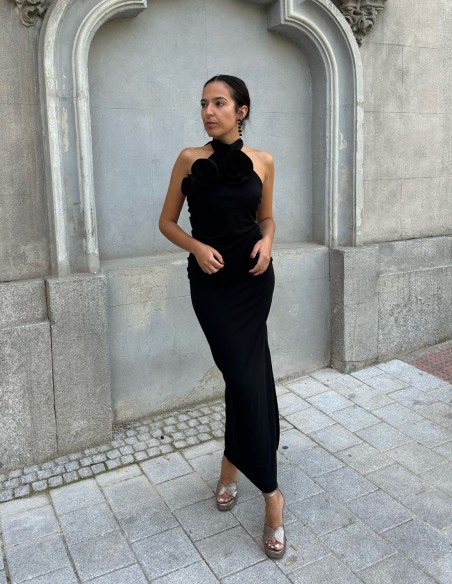 Vestido midi de fiesta negro para fiestas.