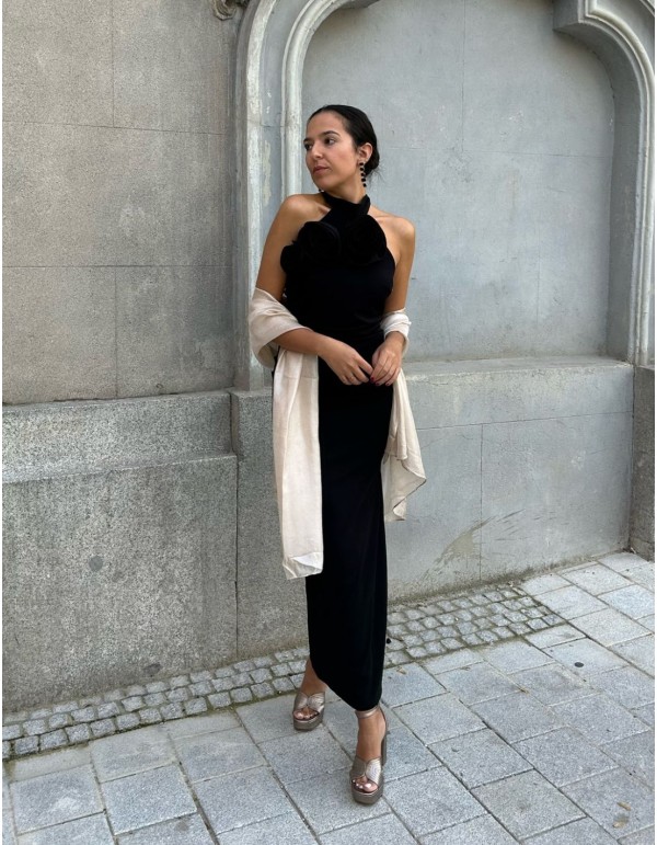 Satin multiposition shawl in ecru color. 2