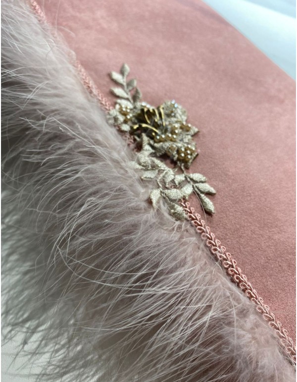 Cartera de mano rosa oscuro con plumas 2