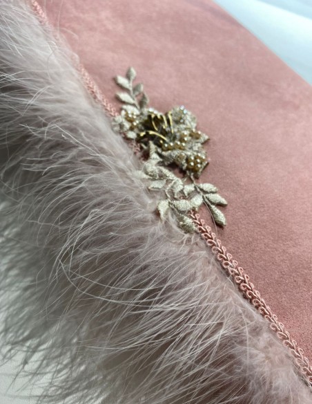 Cartera de mano rosa oscuro con plumas