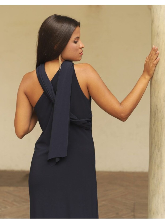 Vestido de fiesta largo con escote asimétrico y chal multiposición para invitada