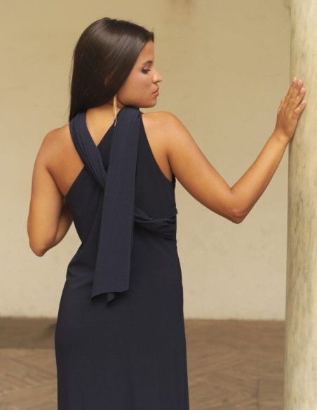 Vestido de fiesta largo con escote asimétrico y chal multiposición para invitada