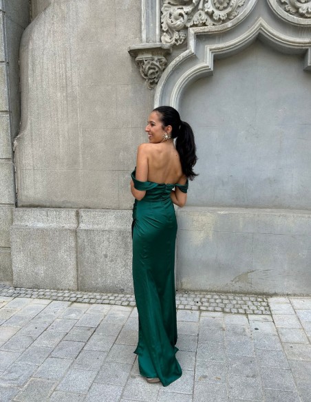 Vestido de fiesta con escote bandeau corpiño y tejido satinado verde