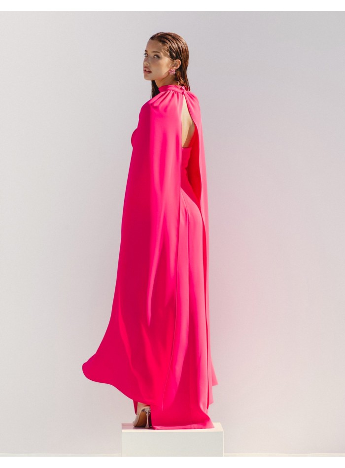 Vestido de fiesta largo palabra de honor con capa fucsia