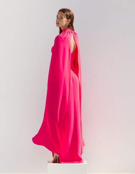 Vestido de fiesta largo palabra de honor con capa fucsia