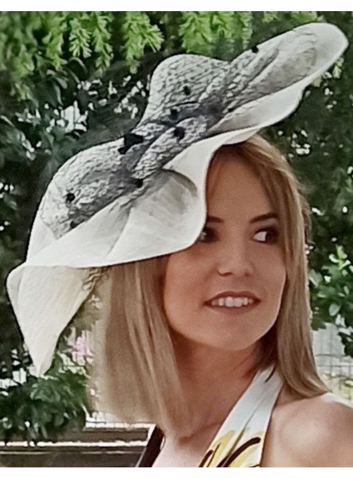 Black raffia pamela for guest with feathers.