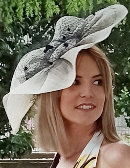 Black raffia pamela for guest with feathers.