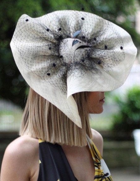 Black and white pamela in the shape of a plate with a net veil.