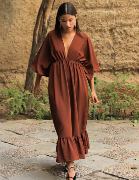 Vestido de fiesta midi con falda vuelo y escote pronunciado para invitada