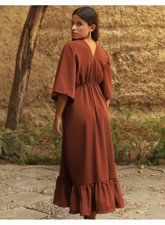 Vestido de fiesta midi con falda vuelo y escote pronunciado marron