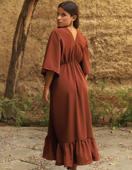 Vestido de fiesta midi con falda vuelo y escote pronunciado marron
