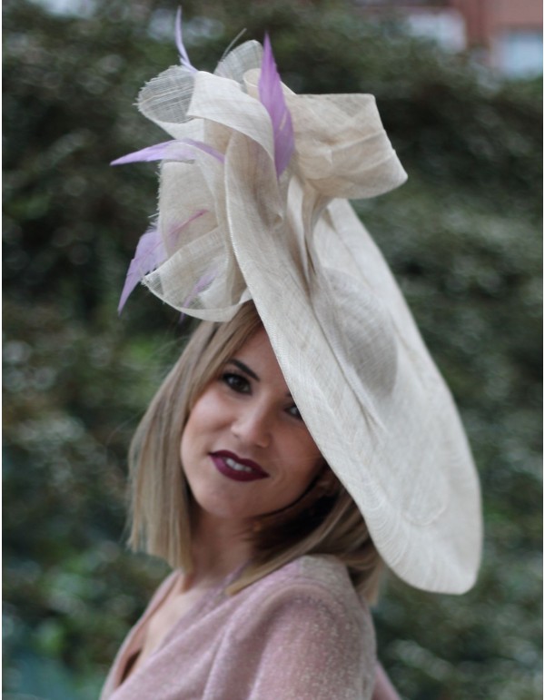 Raffia pamela for guests with feathers. 2