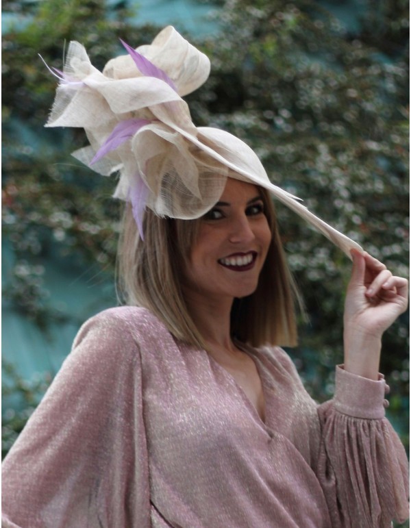 Raffia pamela for guests with feathers.