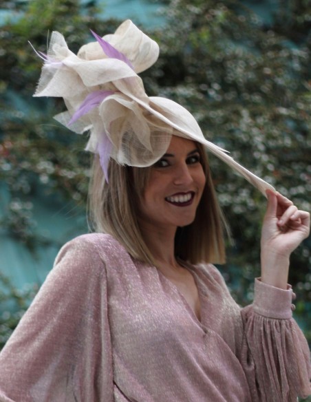 Raffia pamela for guests with feathers.