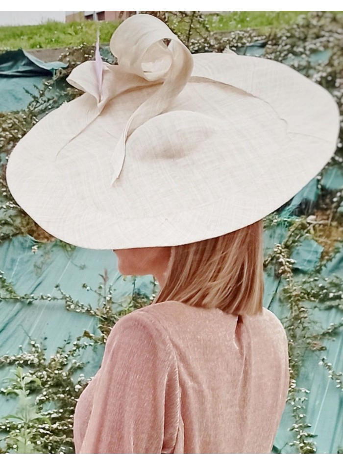 Beige raffia guest pamela with purple details.